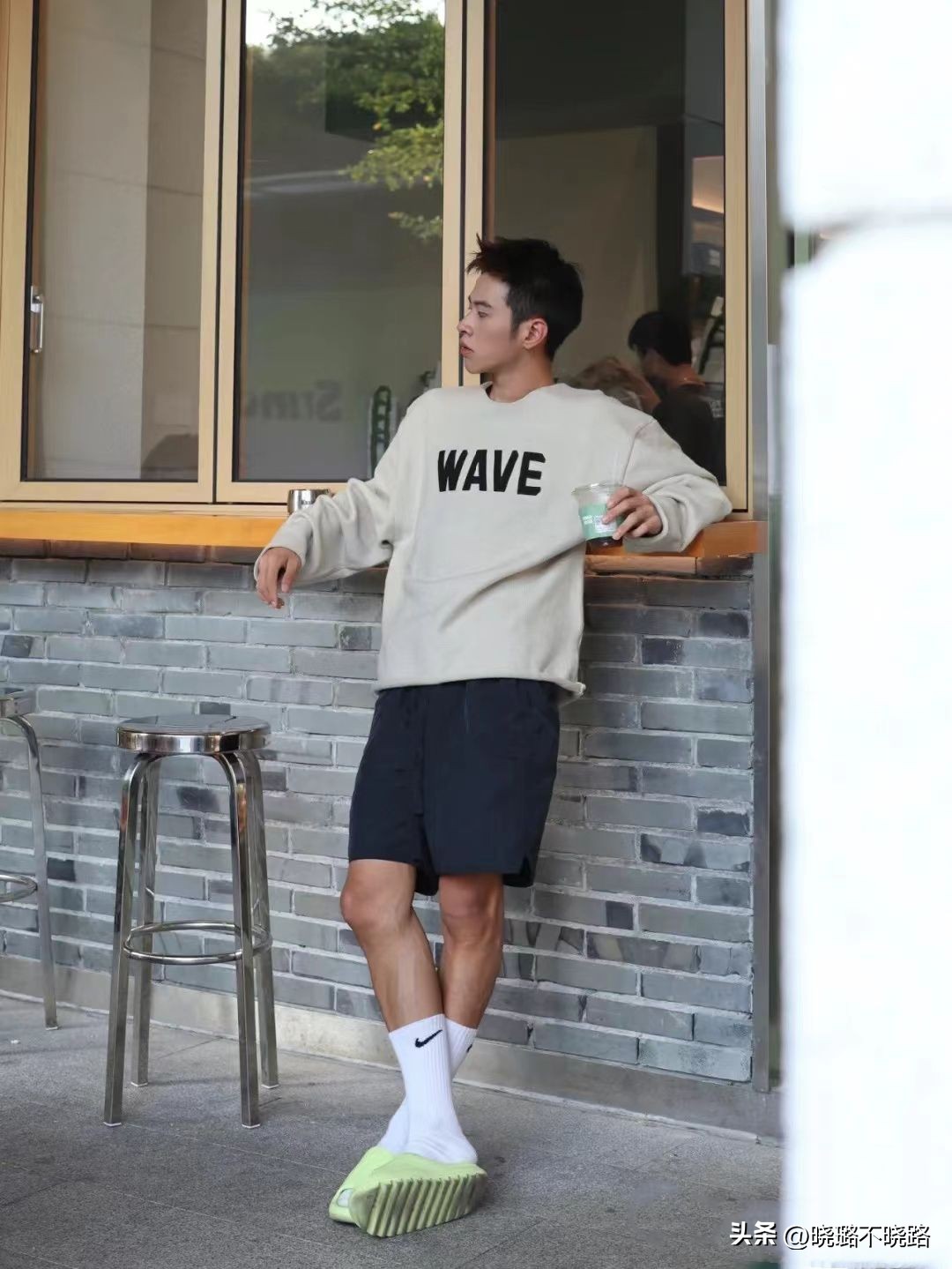 男生今年流行的裤脚穿搭,男生裤脚扎进袜子的穿搭