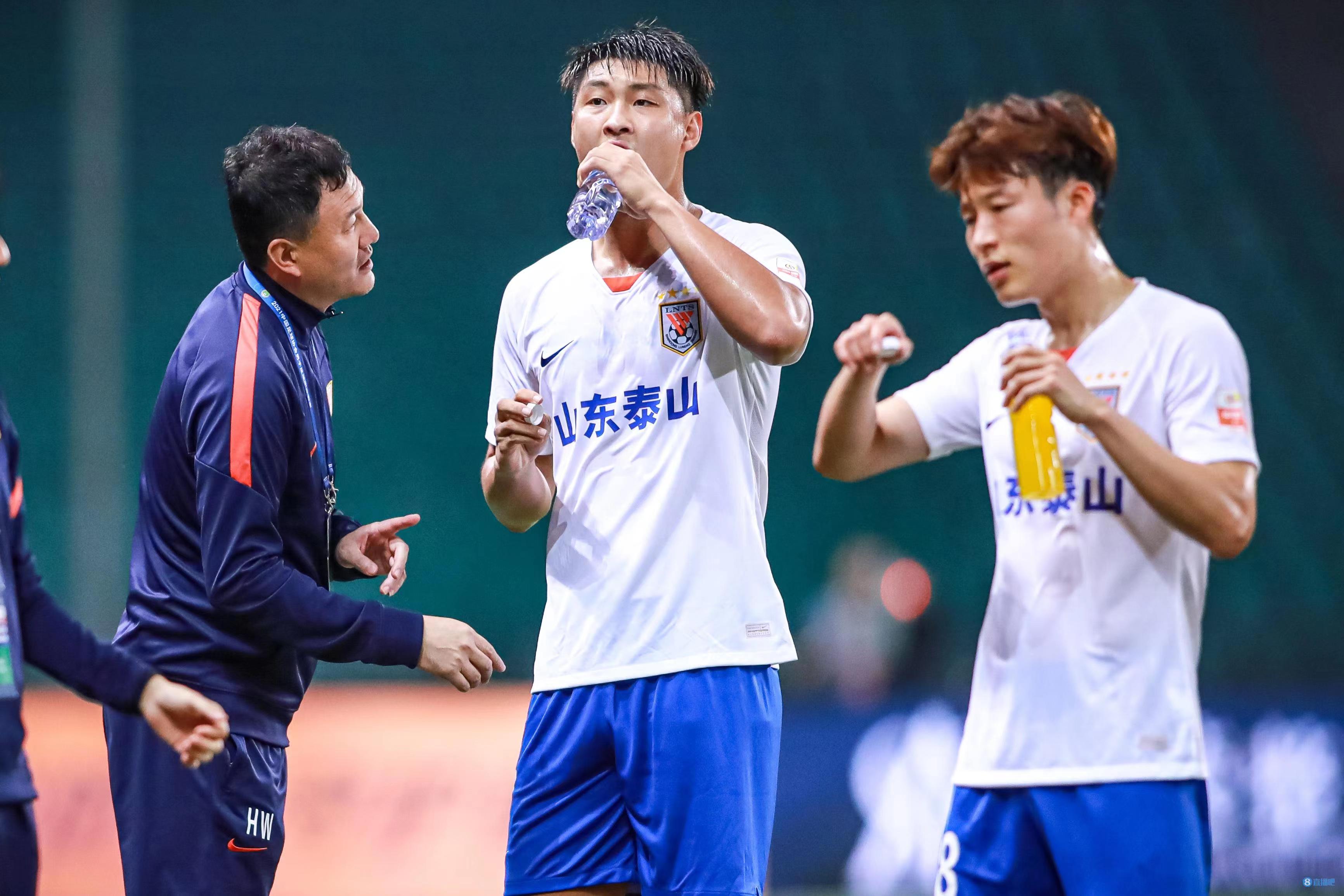 重拳出击！中超豪门下狠手，4主力更衣室除名，不留情面刮骨疗伤