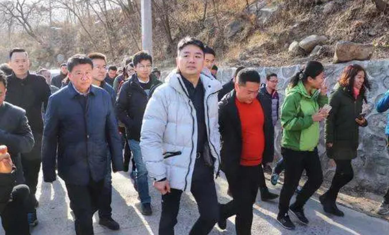 章泽天刘强东事件解说,章泽天携手刘强东出席英国皇室