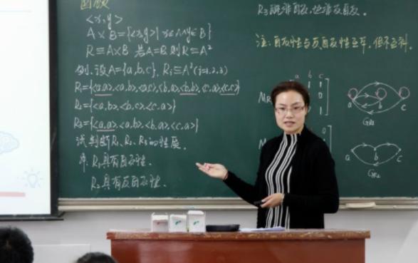 女教师穿2万多的大衣被举报,教师穿两万衣服上课被举报