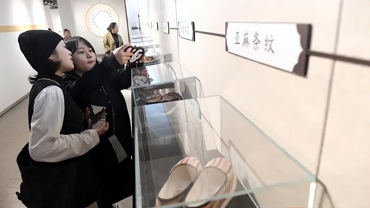 *小平邓**为什么说：这是家乡人给我穿的“小鞋”