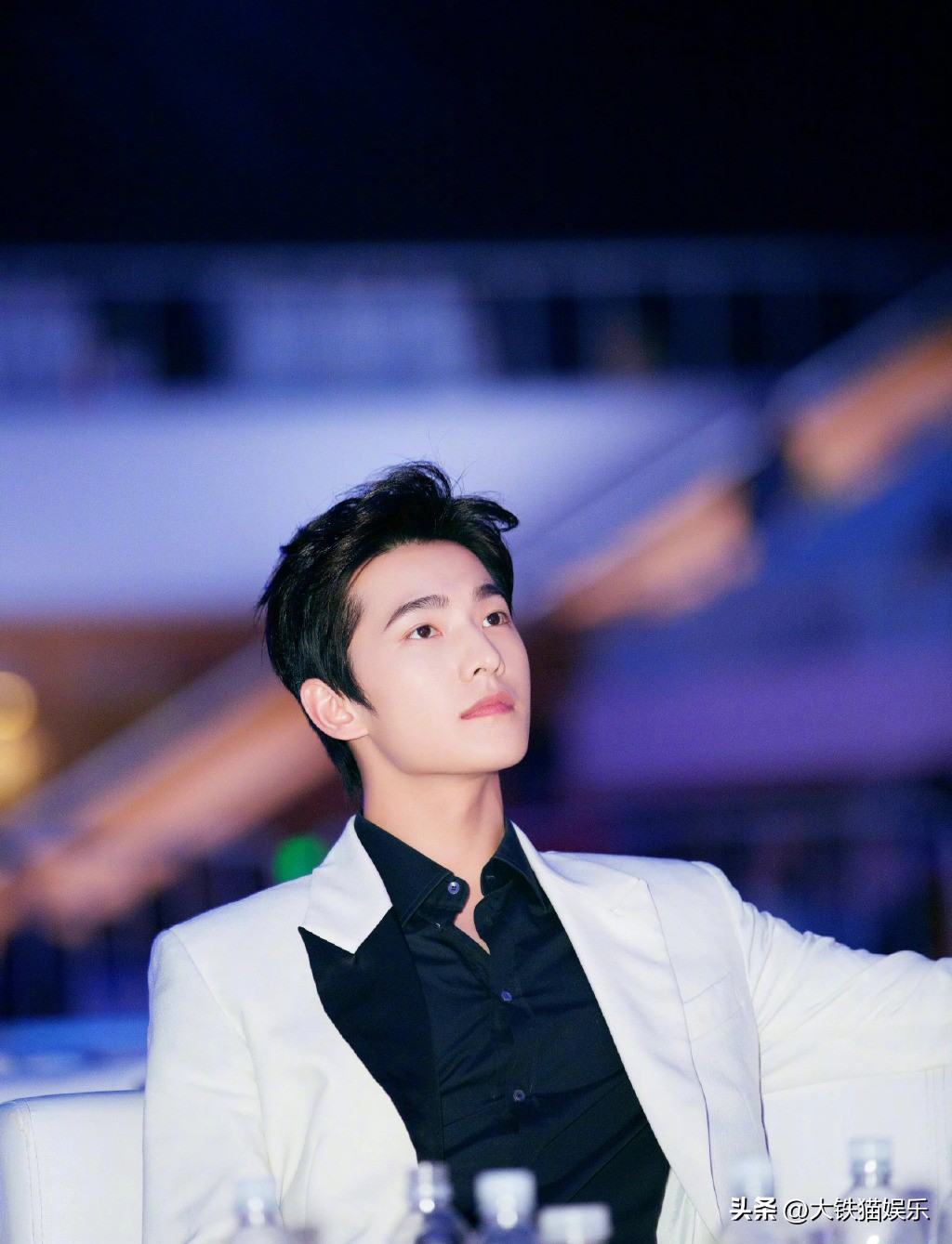 穿黑衣服的帅哥明星,10大穿白衬衫最好看的男明星