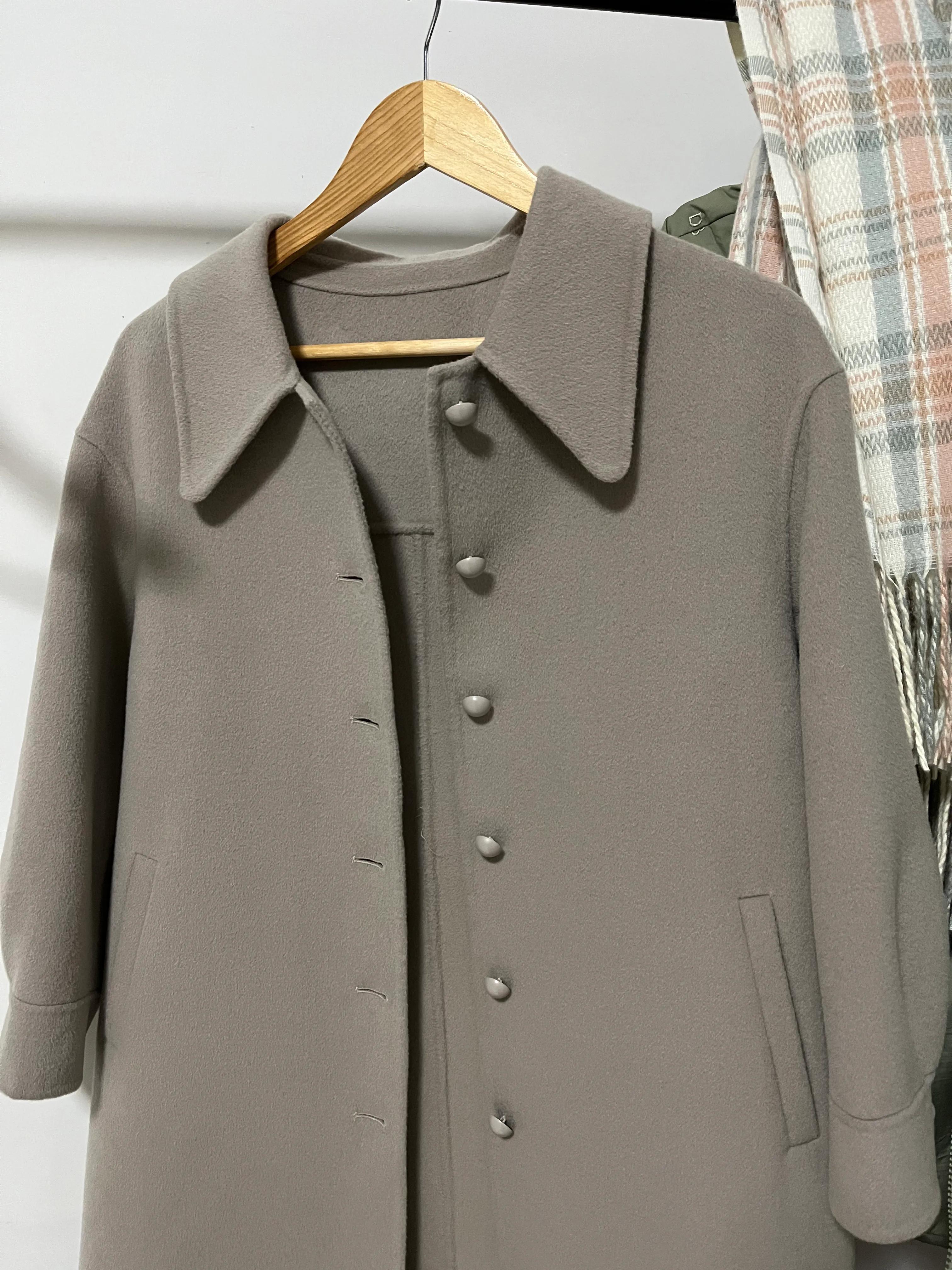 买了一件2千多的大衣,斗篷呢子大衣两件