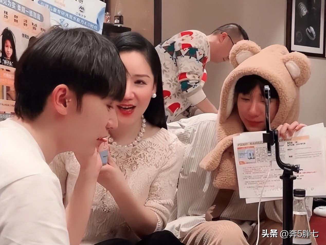 张兰带团队逛三里屯服装店，10万以下随便挑，还请吃麻六记