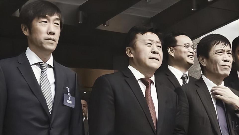 足协最新决定惹众怒，好友潜逃出境，高洪波裁判政策不如陈戌源