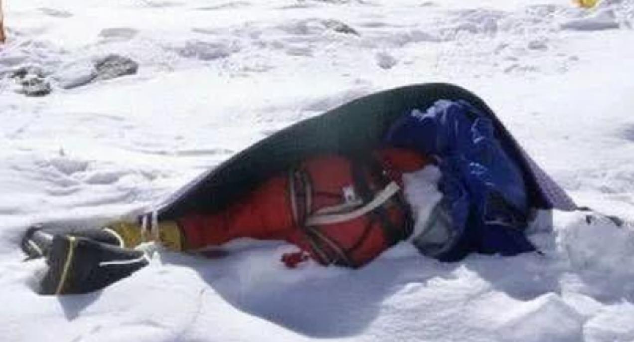 珠穆朗玛峰睡美人冰封十年成路标,珠穆朗玛峰沉睡了20年的睡美人