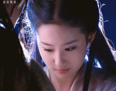 强吻、摸胸、扯裙子，这些男星到底是真投入，还是想揩油？