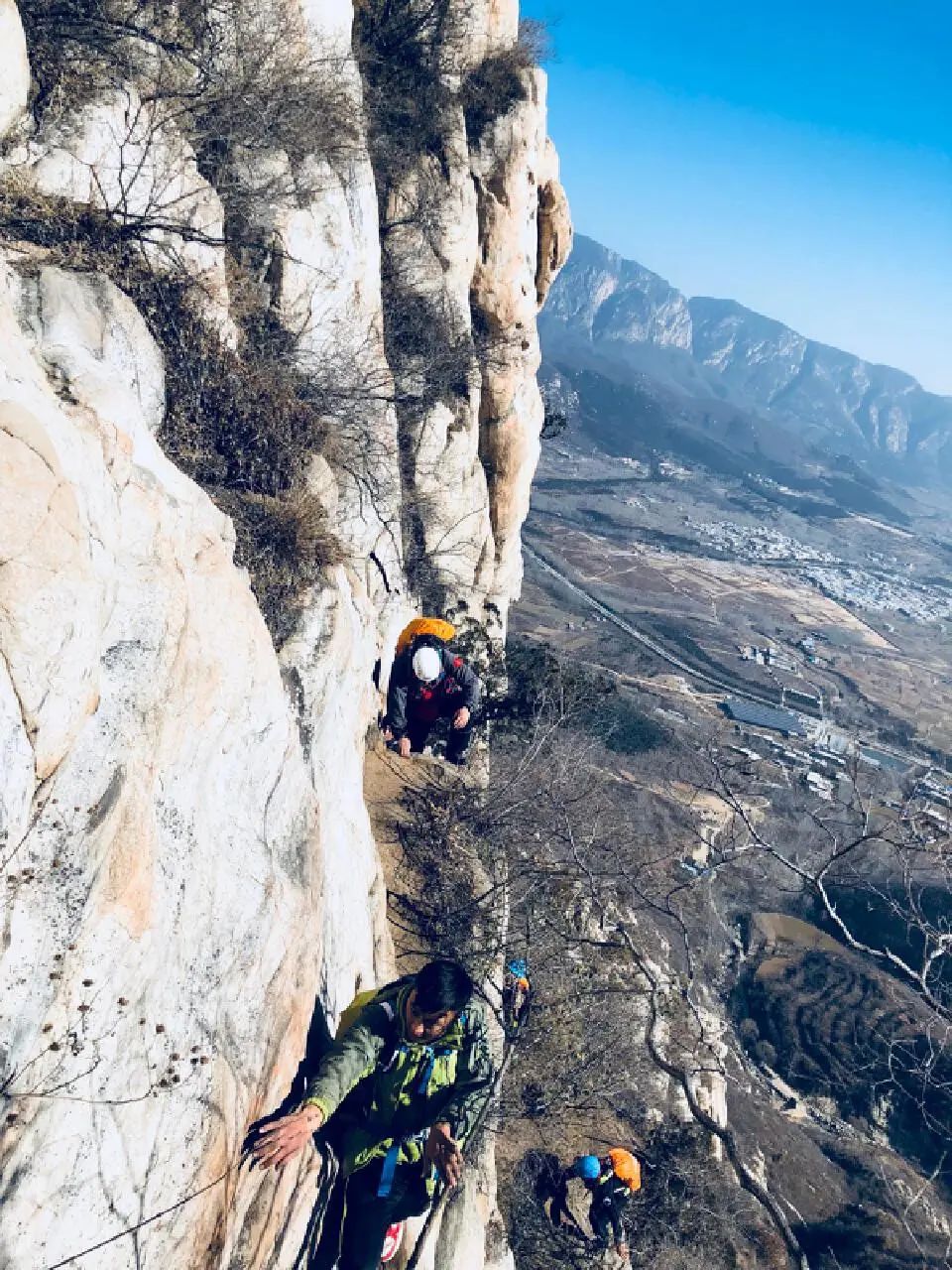 20230513嵩山月亮坡四号线溜腿，旁边的小山脊又出意外了