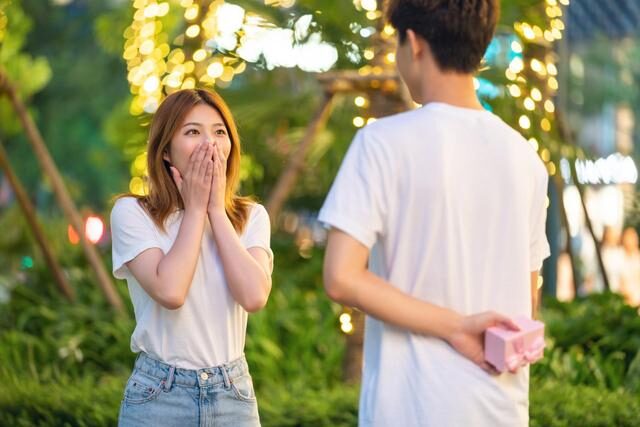 男人跟其他女人暧昧会有什么表现,男人和女人有暧昧有什么表现