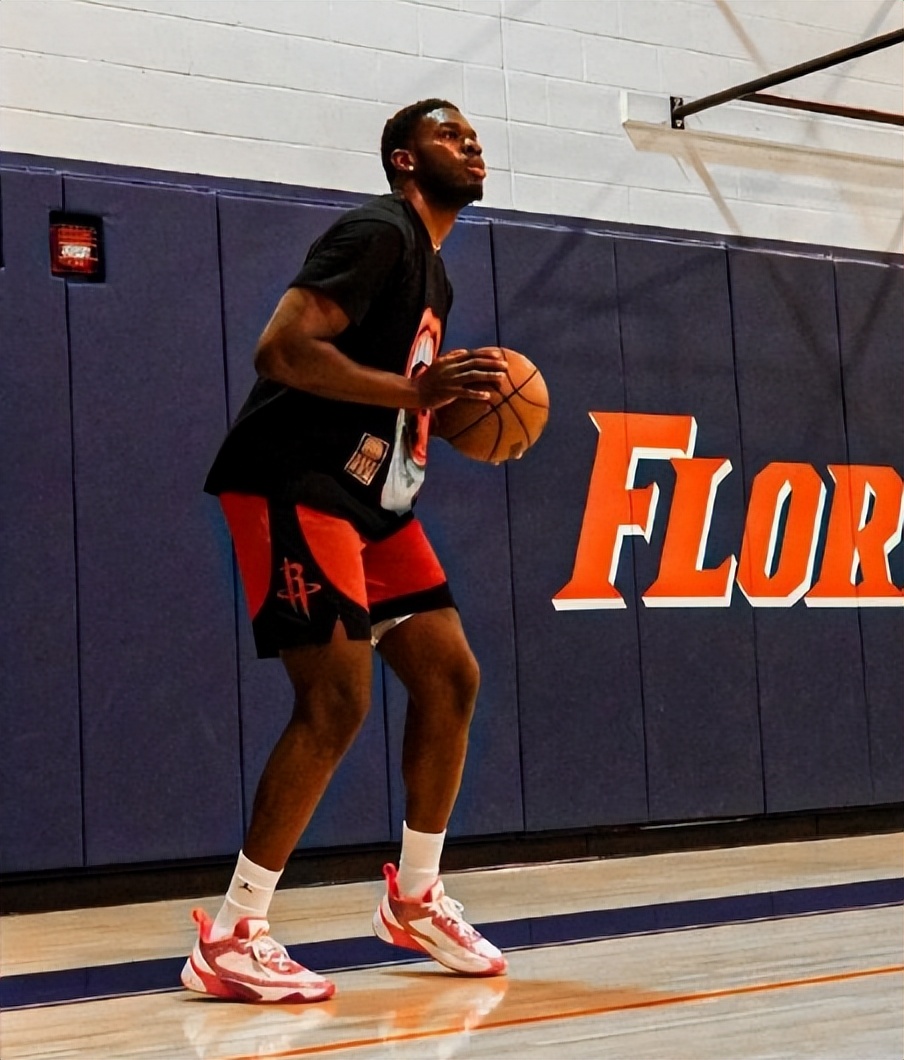 21分钟8助攻！1米73后卫希望加盟火箭，乌度卡有意16+6新秀奥萨尔