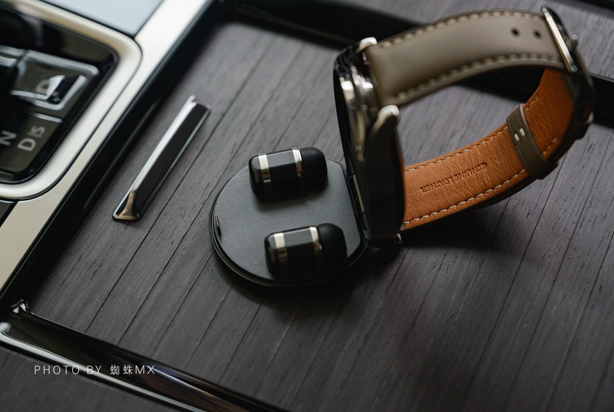 华为WATCHBuds耳机表体验：弹盖屏幕+磁吸耳机，这创意值100分