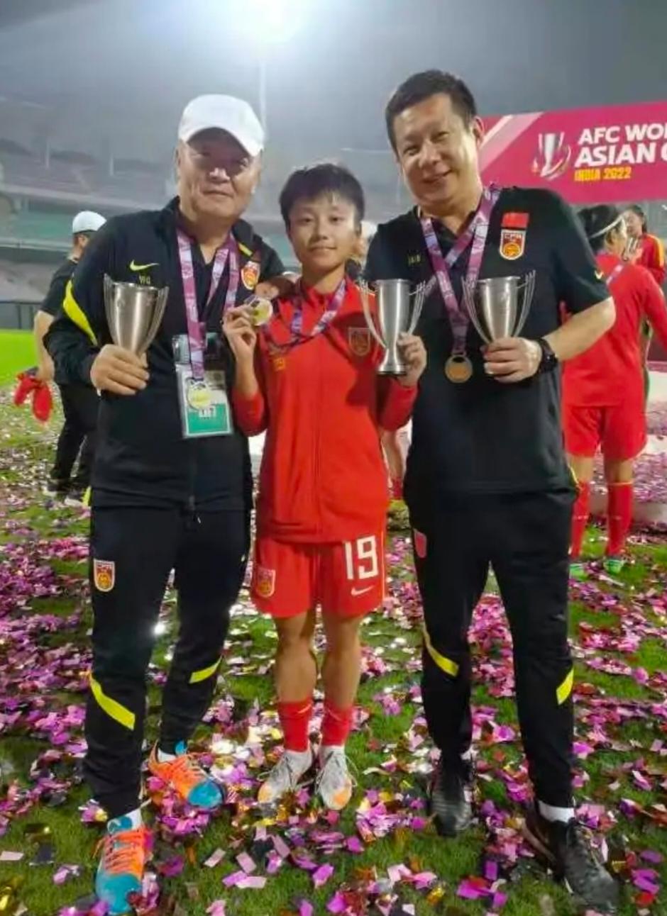 中国女足张琳艳头球神奇逆袭,张琳艳女足获奖