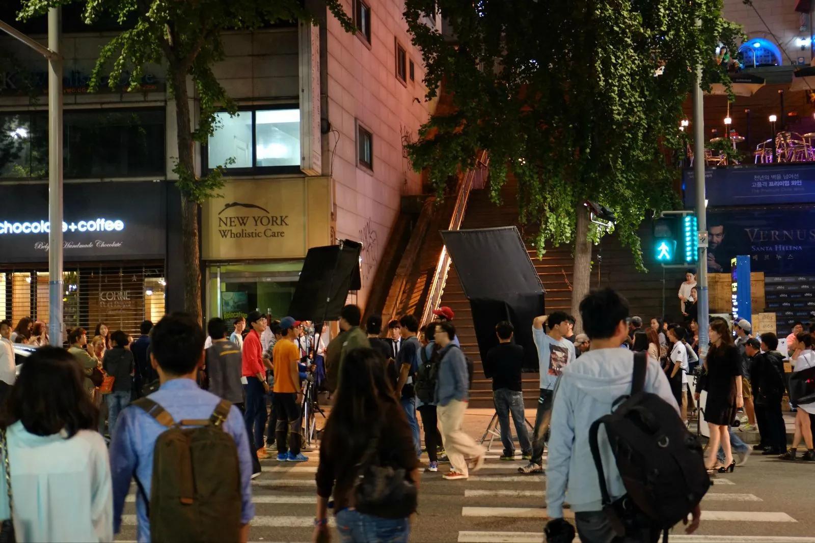 1.4公里的街上挤满了10万人，梨泰院是干嘛的，为啥这么多人