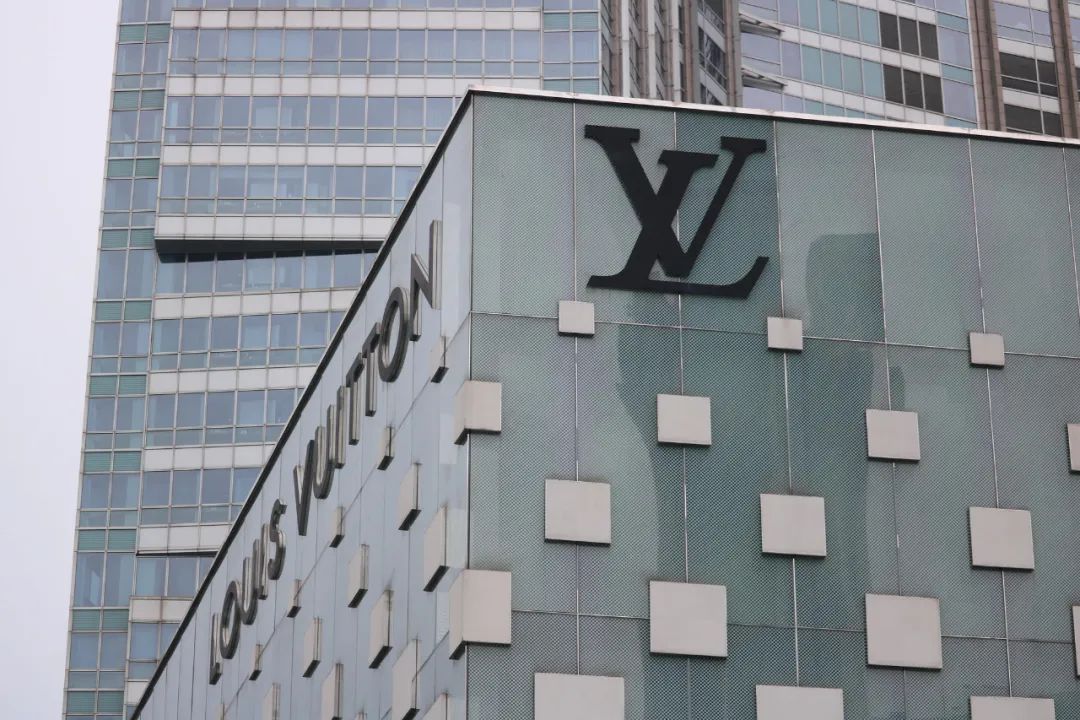 lv频繁涨价还值得买吗,为什么最近lv涨价