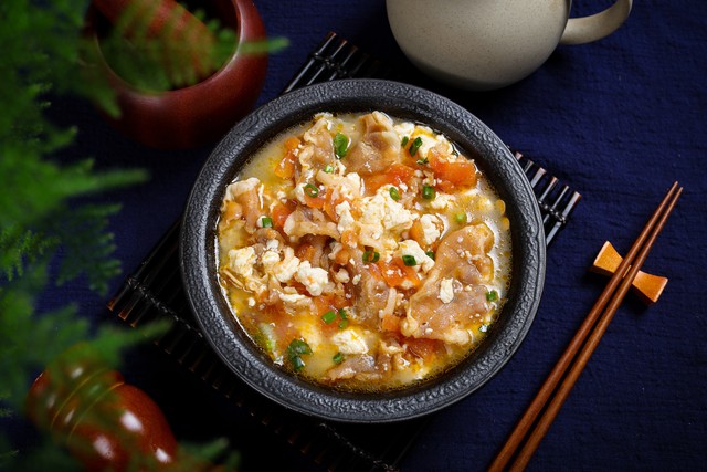 海底捞8块钱生菜，仅两片菜叶，女子疯狂吐槽，上热搜