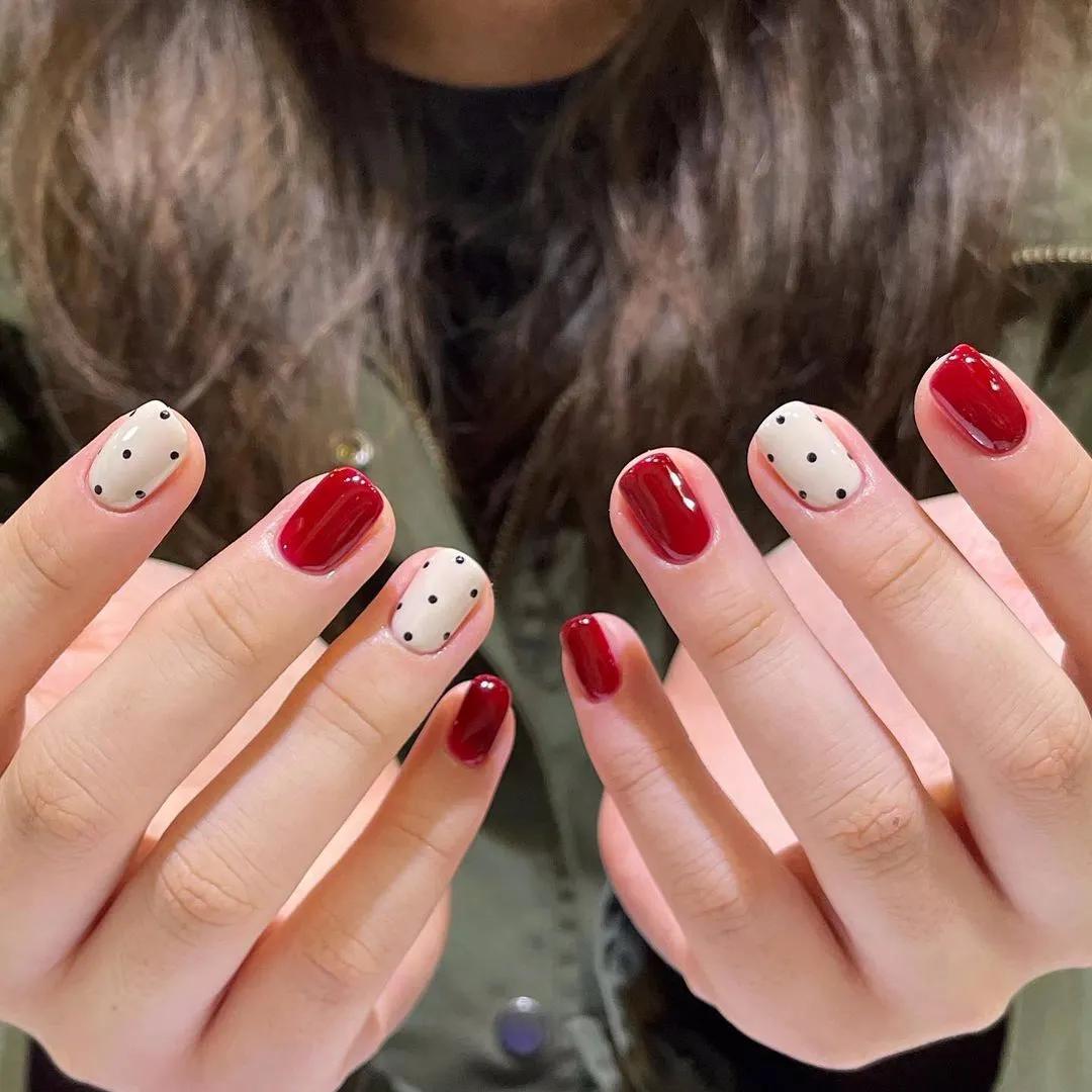 豆沙色美甲显手白吗,雾霾蓝跳色美甲图片显手白