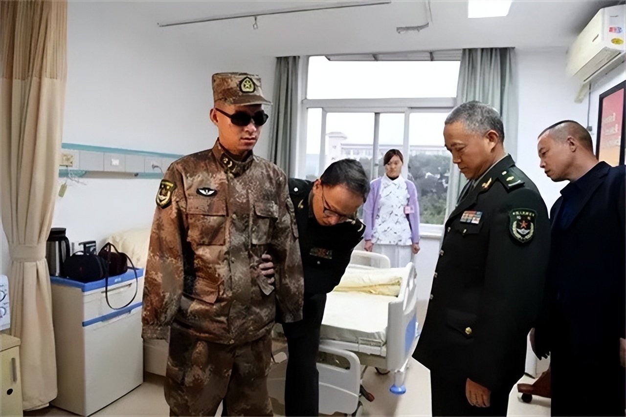 中国排雷英雄杜富国授勋仪式,排雷英雄杜富国八一勋章视频