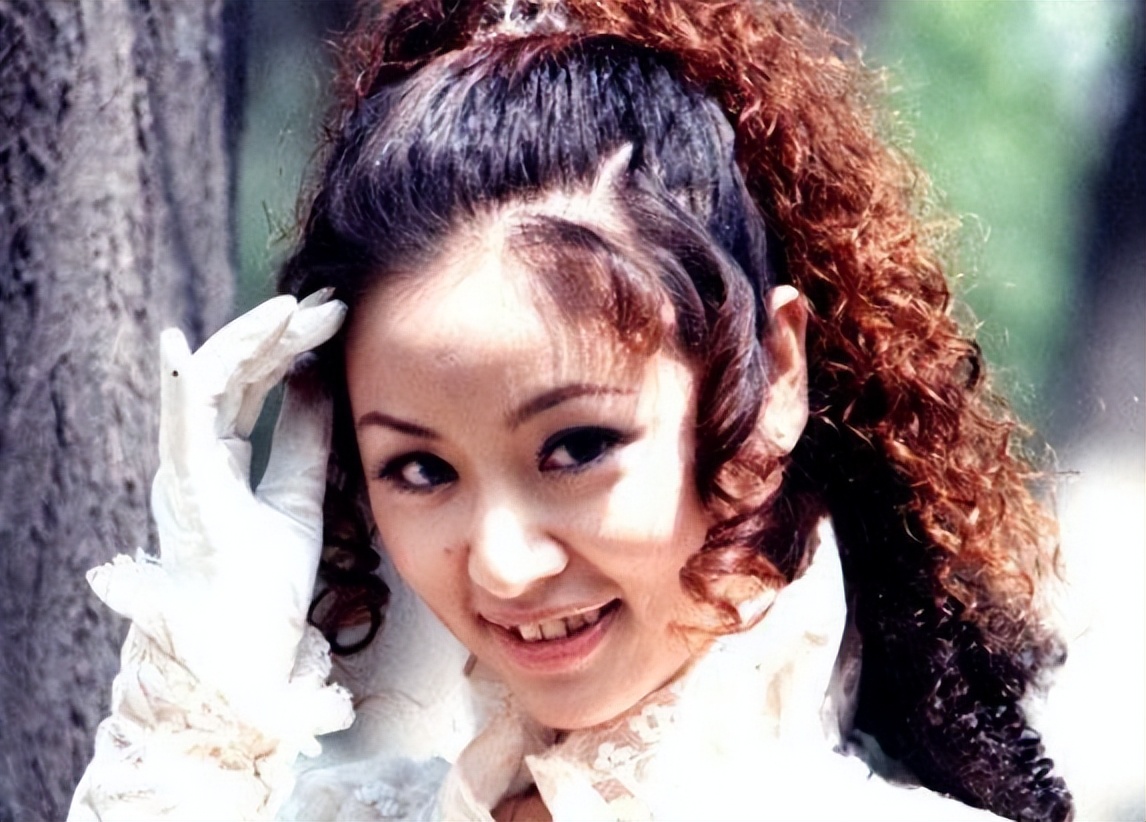 垫屁垫，烤瓷牙，戴美瞳：这些女明星的修修补补，看得人眼花缭乱