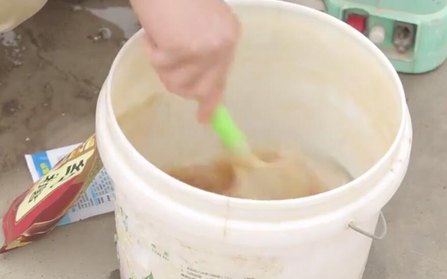 红糖做肥料会招蚂蚁有办法防止吗,过期的红糖可以撒在田里当肥料吗