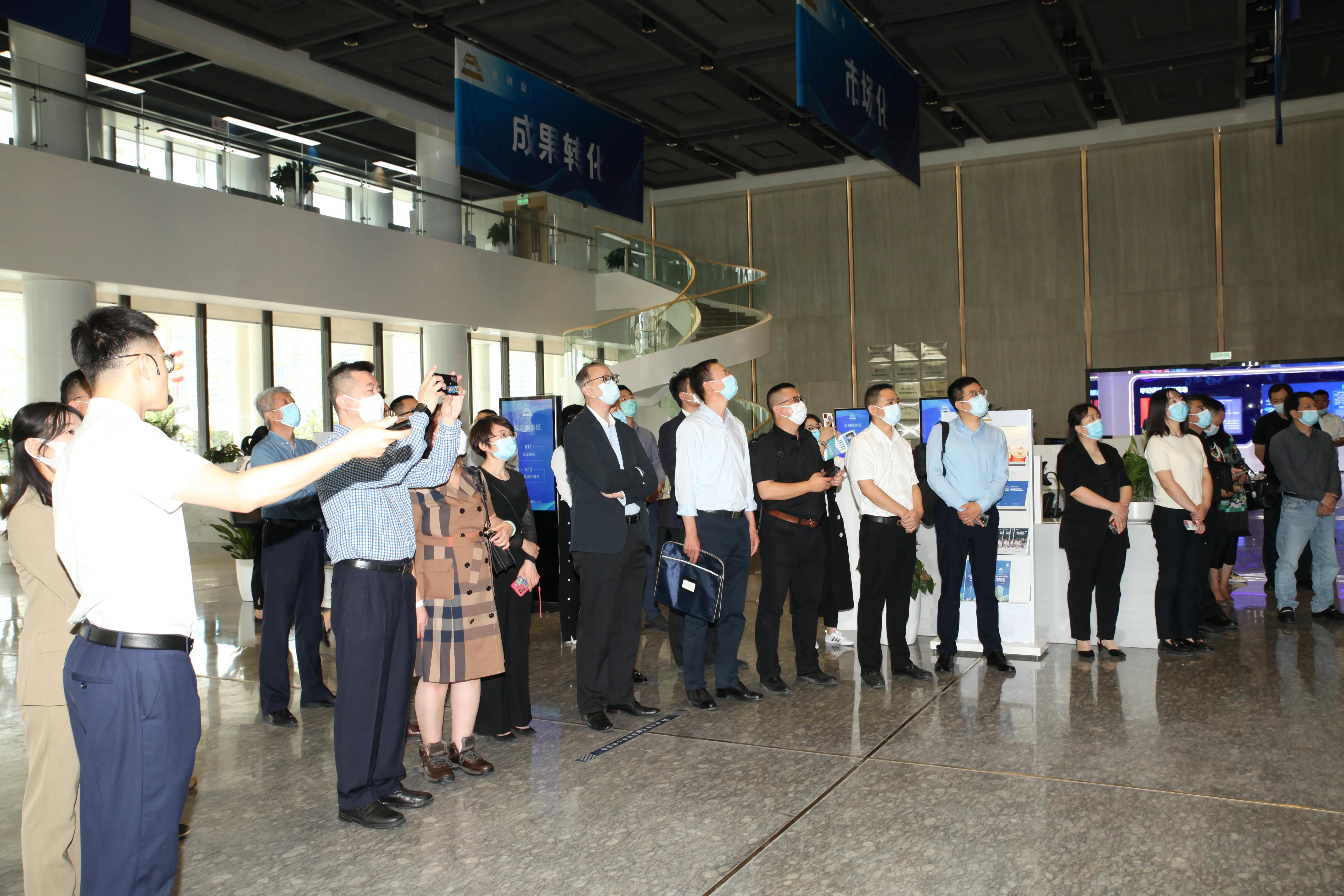 魅力陕西｜部分在陕港澳企业赴西咸新区参访“秦创原”平台总窗口冀望发挥各自优势，与秦创原平台建立合作