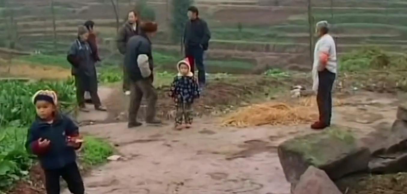 男子捡六十九枚金戒指,村民捡到67枚金戒指