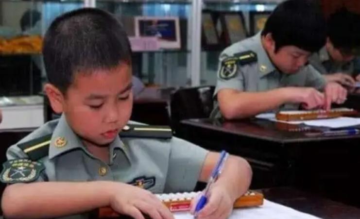 河南8岁神童何雪豪被军校录取,中国神童何雪豪现在什么军衔