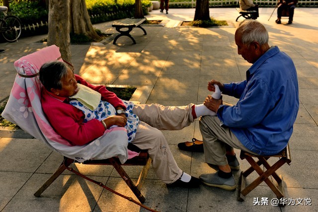 母亲去世后留下的钱可以要吗,父母去世留下了钱儿女都要平分吗