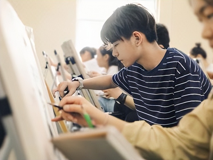 学艺术的孩子文化课怎么自学,想让孩子学艺术应该去哪些学校