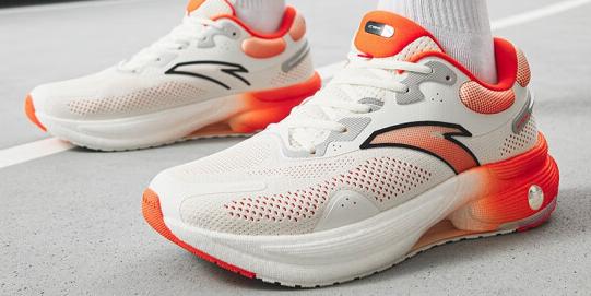 安踏跑鞋矩阵勇立潮头,安踏碳板跑鞋矩阵图片