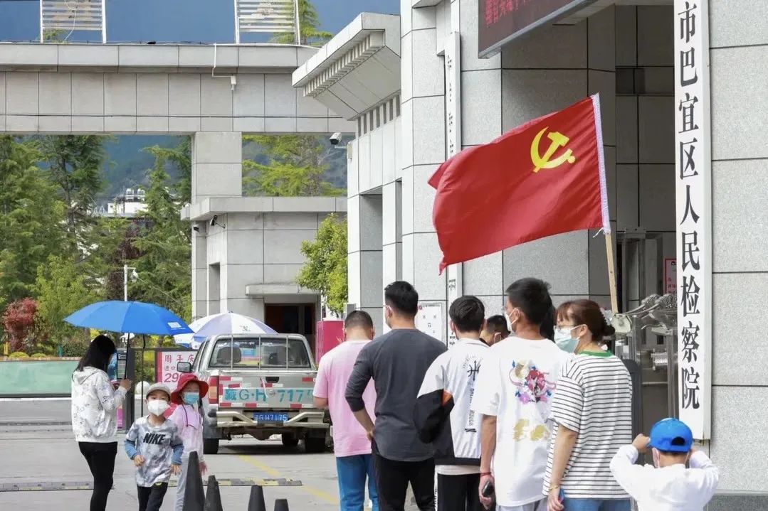 巴宜检察：当好政策“宣传员”、秩序“维护员”、后勤“服务员”