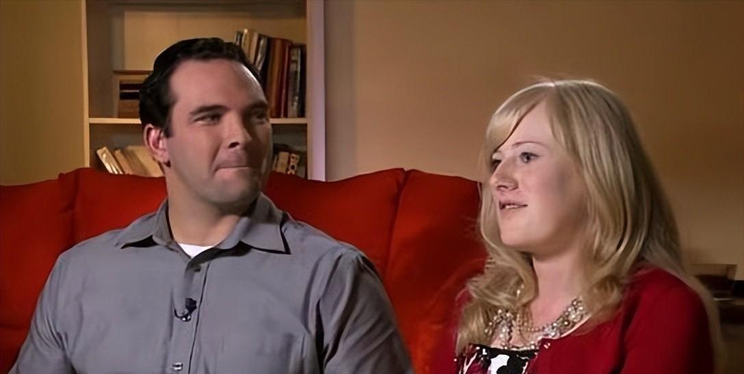 10年，美国夫妇领养6岁女孩后，家中怪事频发，意外发现养女22岁