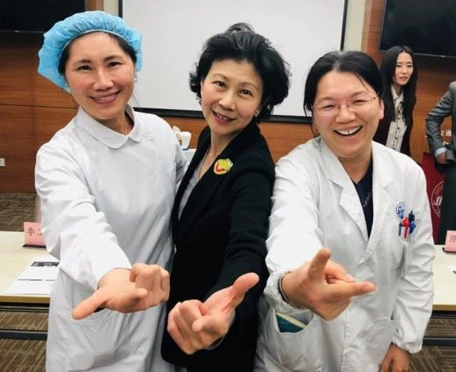 李嘉诚周凯旋年轻的照片,李嘉诚女友周凯旋的经典爱情观