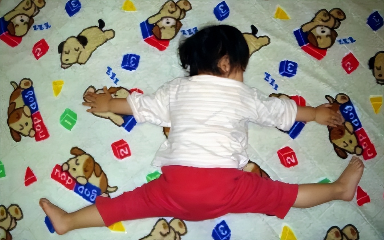 孩子睡觉总觉得热踢被子怎么解决,孩子睡觉频繁踢被子