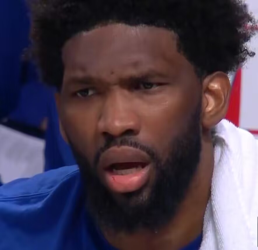 突发！哈登被驱逐！恩比德踢裆没事，为何他甩个手就被重罚？