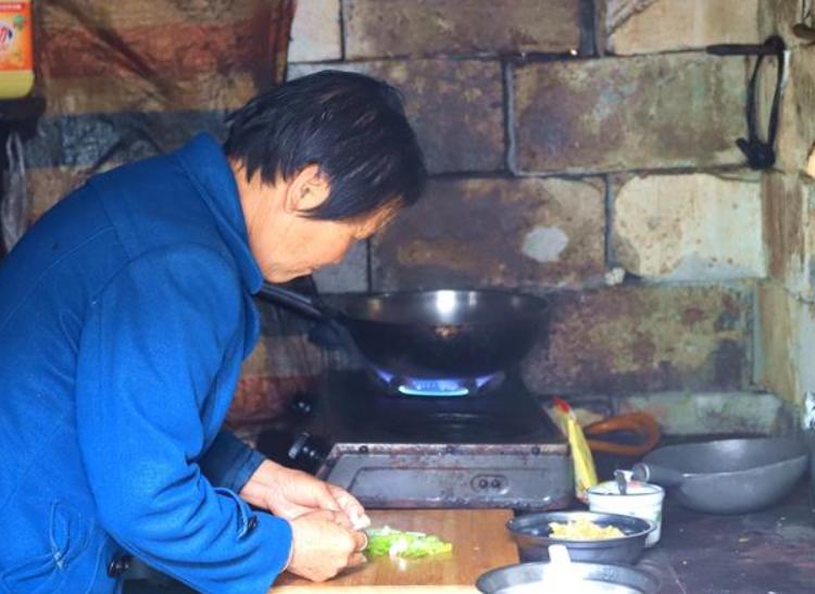 儿子癫痫烧坏脑子,河南母亲关铁笼喂养,不敢开门,46年后解脱了