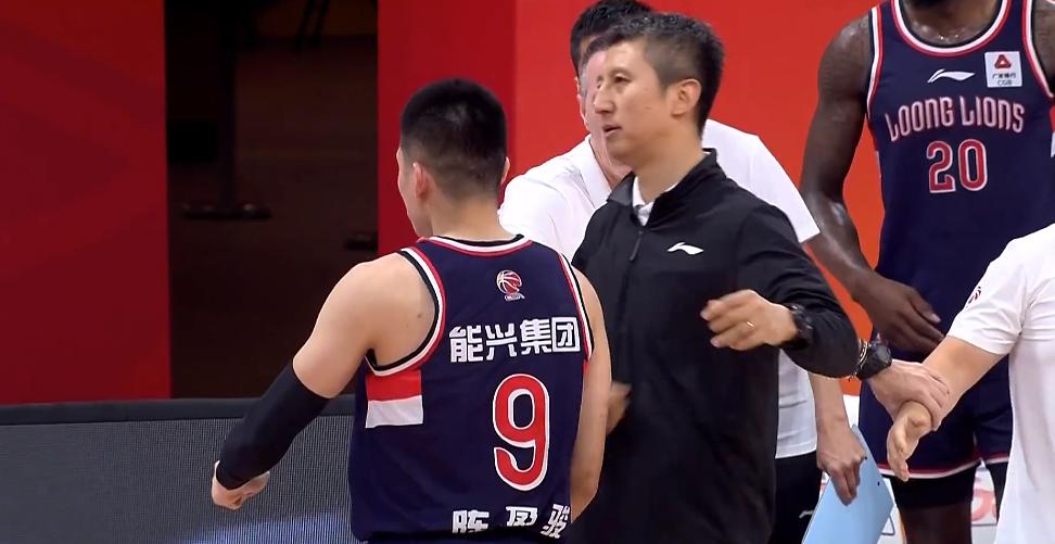 广州龙狮vs首钢祝铭震穿的什么鞋,祝铭震cba精彩表现