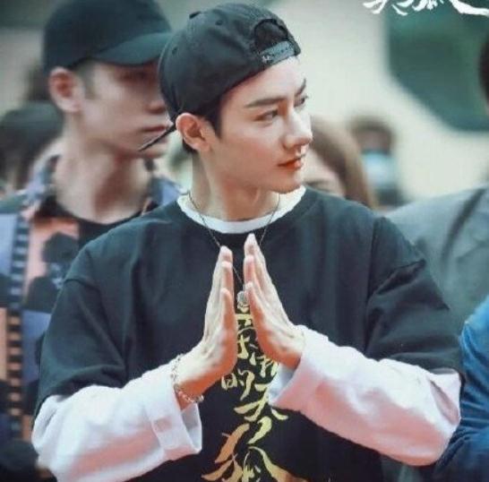 虽说“男人看鼻子”，但这些男演员的“大鼻子”，写满了“假”字