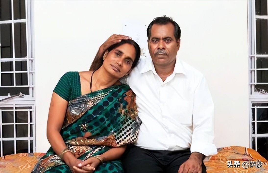 印度女医学生惨遭六人轮奸*杀虐**：2012年12月16日印度黑公交轮奸案