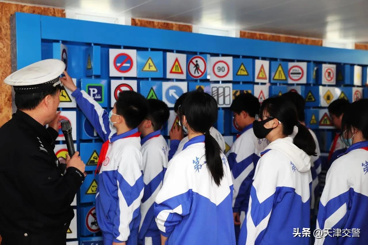 “沉浸式”体验让孩子们学在其中乐在其中滨海高新区首个文明交通主题公园及体验馆迎来小游客