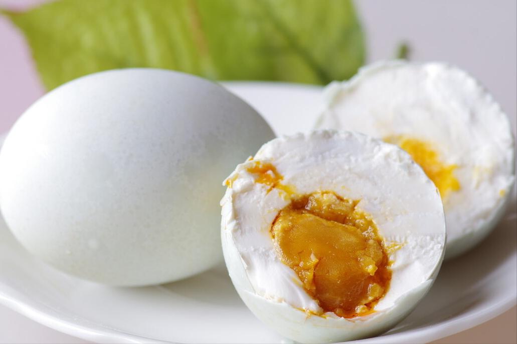 腌咸鸭蛋熬水,腌咸鸭蛋盐水需要怎么烧盐化的快