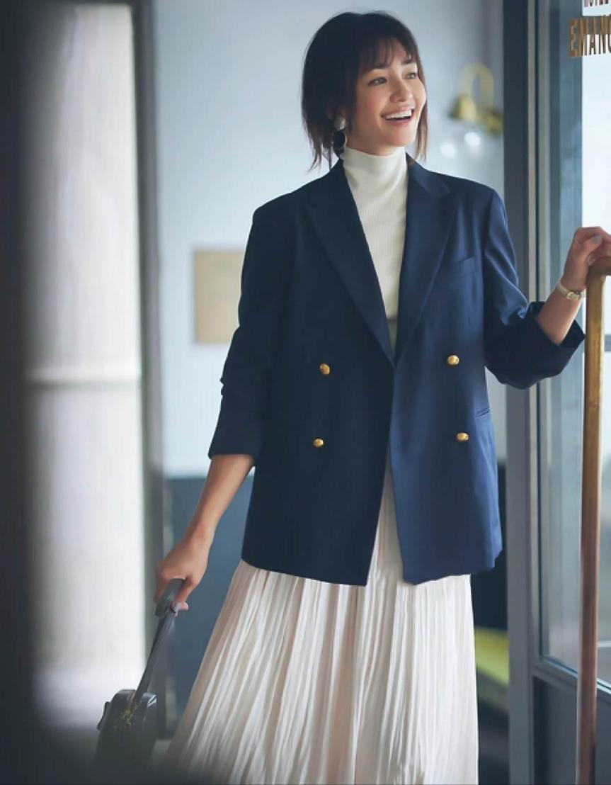 西装穿搭百褶裙,职场不想打扮