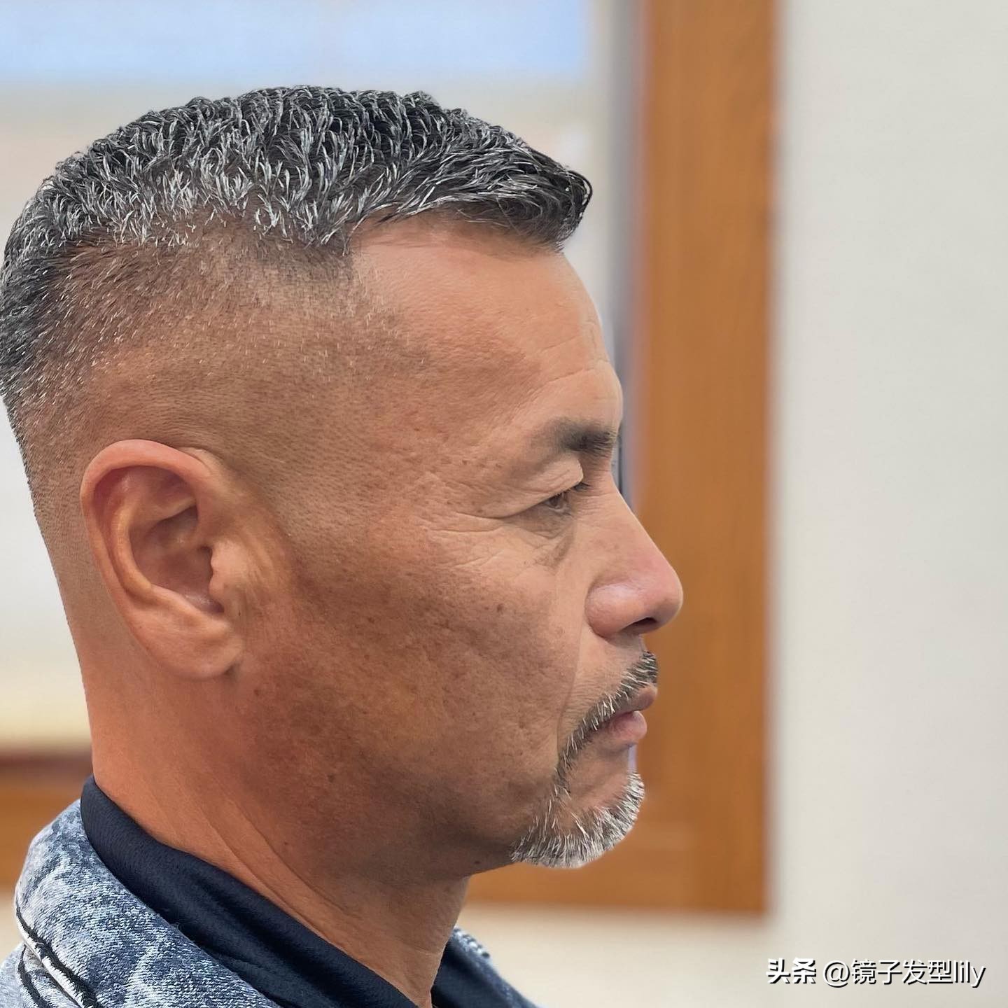 满头白发大叔剪款大背头真帅气,大背头发型推荐中年男