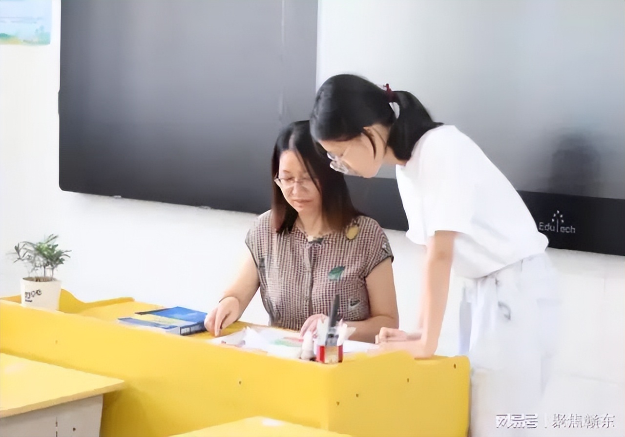 教师风采优秀教师简介,用心教育教师风采展示