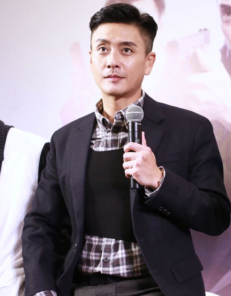 男人过了40岁尽量别留长发、梳油头！推荐这4种发型，清爽更有型