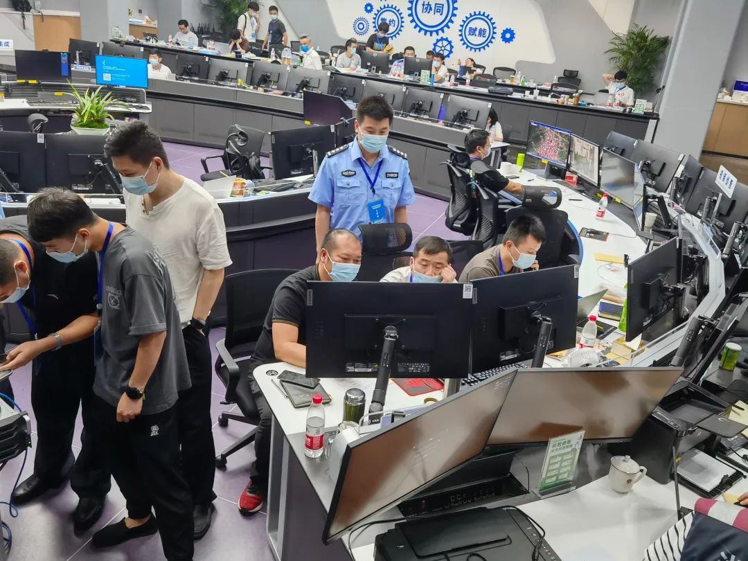 疫情当前警察不退坚守战疫一线,疫情不退警察不退用行动守护群众