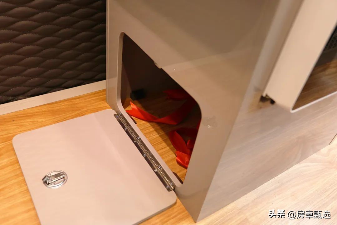 福特新全顺升顶商旅房车,福特新全顺2023款旅居房车