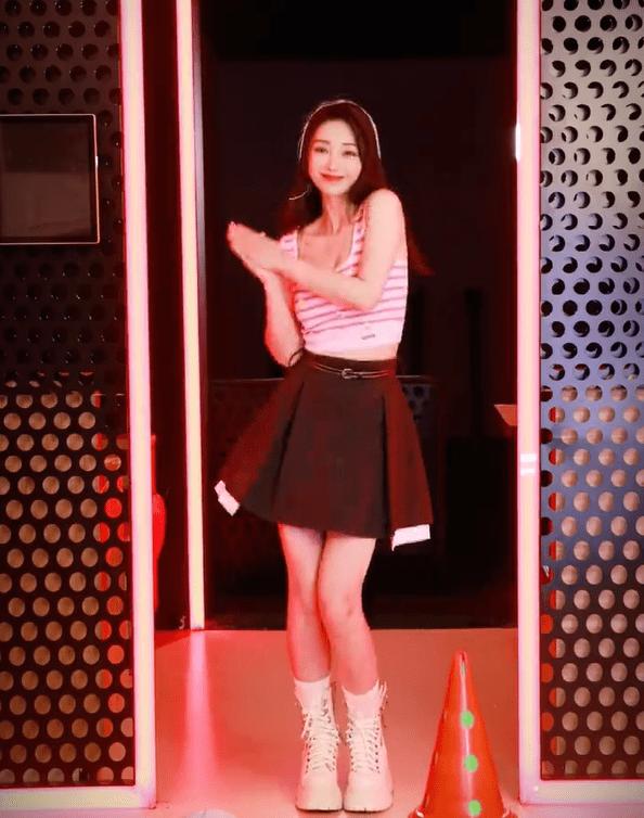 柳岩清凉白裙助阵世界杯直播,柳岩跳世界杯球迷主题曲舞蹈