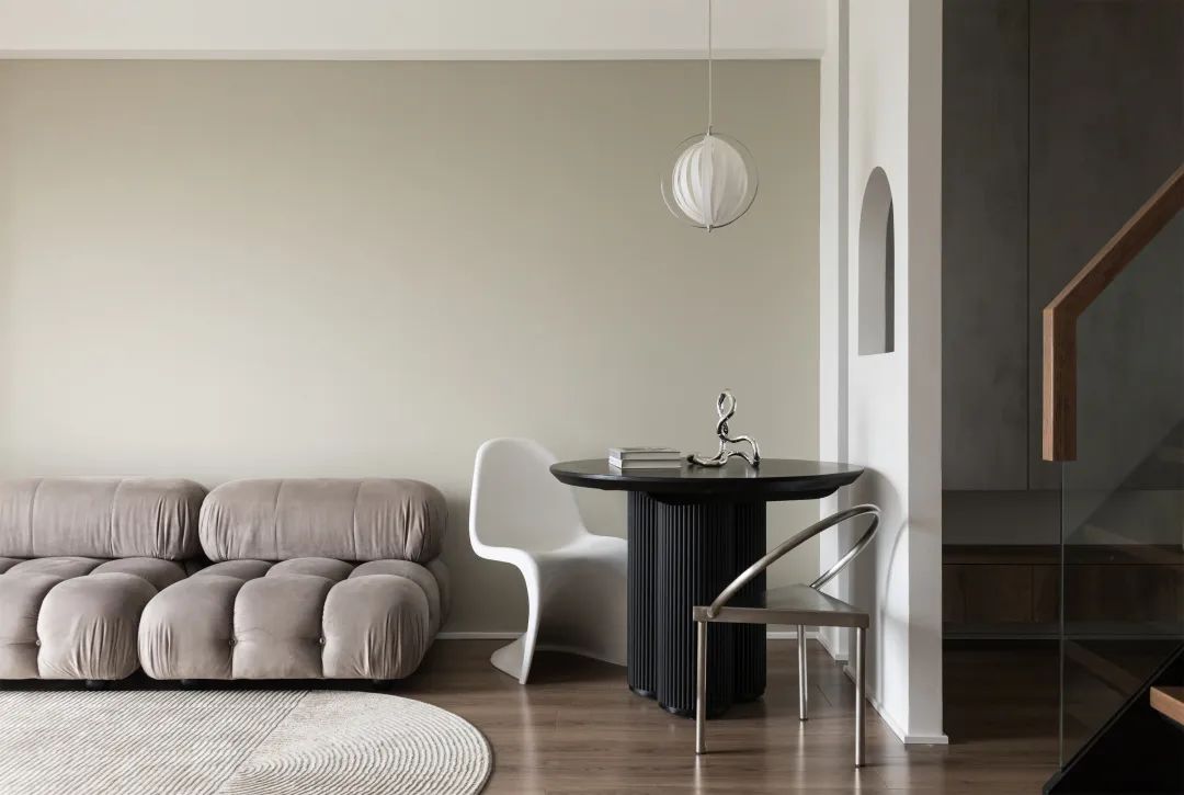 她家80㎡的顶楼复式，看过的人都说羡慕，两人两猫的生活真幸福