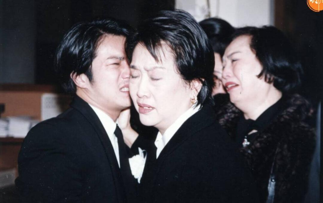 恋人妻、追青霞、混黑道、建豪宅，“武侠片之父”的江湖往事……