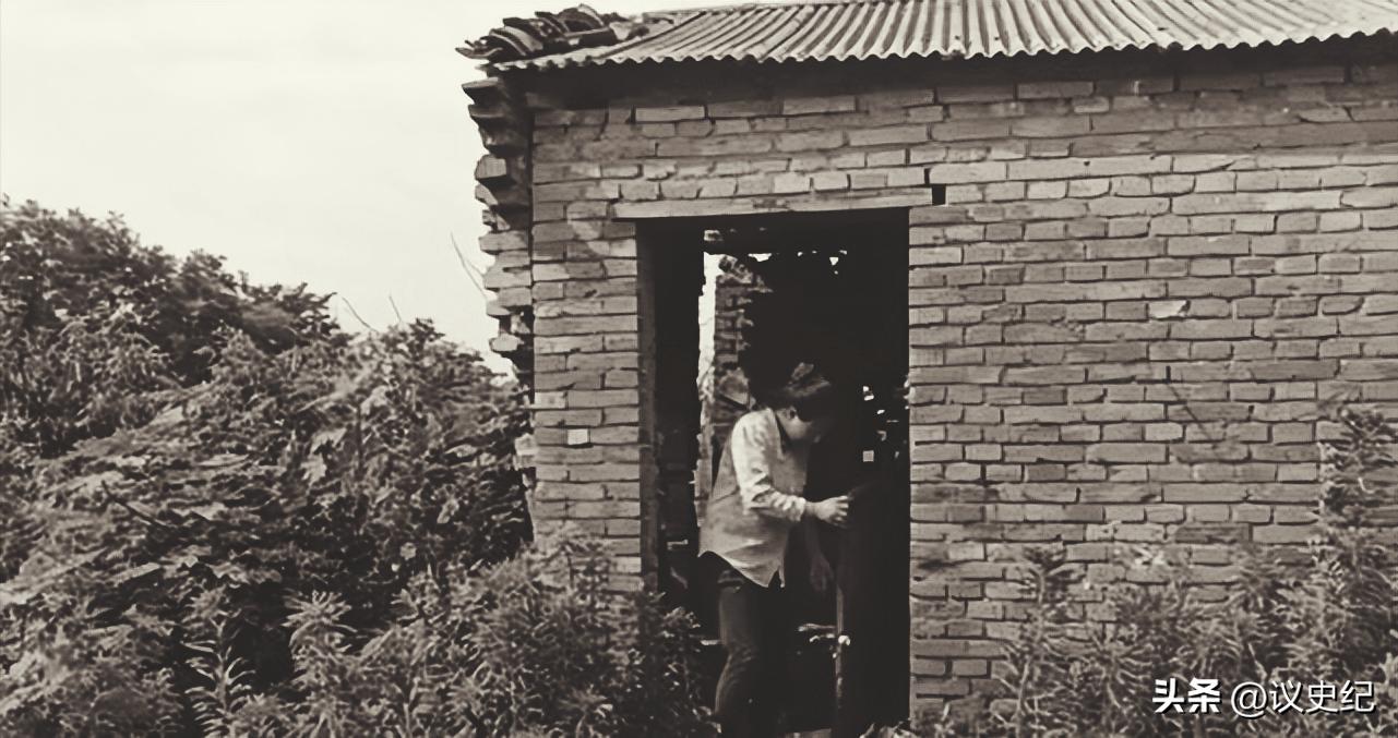 78岁老人被儿媳赶出家门，真实身份暴露后，政府直接送来30万津贴